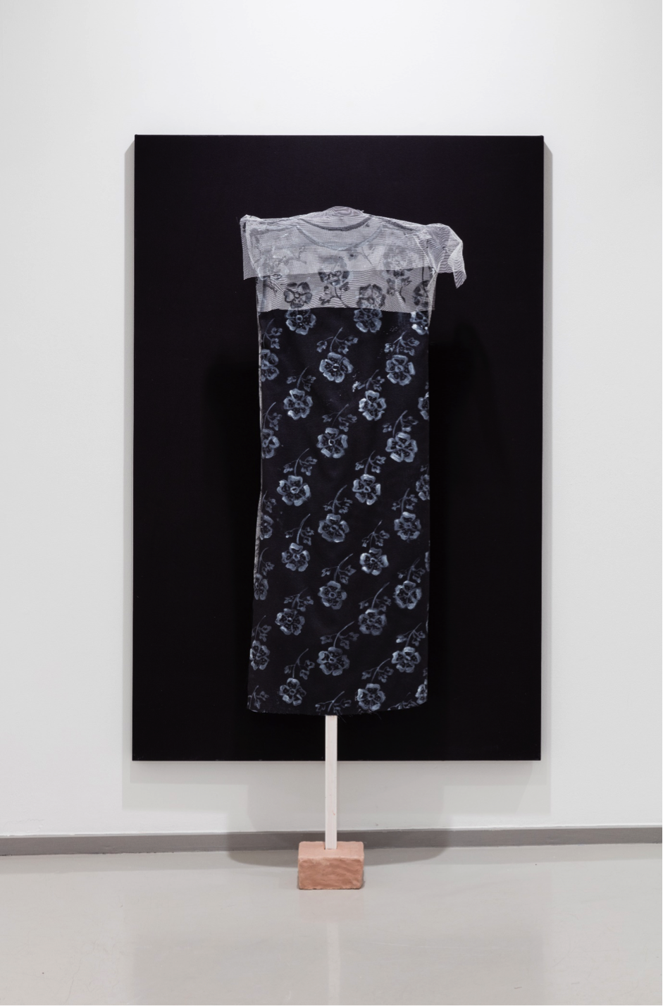Lisa Milroy, Black Dress, 2016. Photo © Laure Genillard Gallery